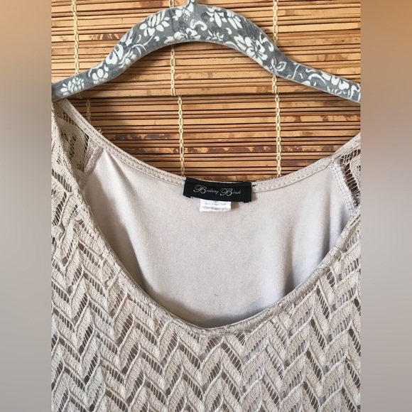 Brittany Black Chevron Pattern Lace Top with Lining - Picture 4 of 6